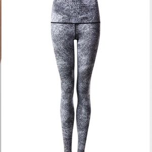 Lululemon size 4 Black and White high rise pants